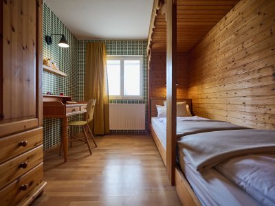 Das nostalgische Kinderzimmer der Ferienwohnung liegt direkt neben dem Elternschlafzimmer und hat zwei aneinander gereihte Einzelbetten.