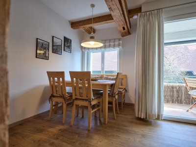 Die gemütliche und helle Essecke der großen Ferienwohnung bietet Platz für fünf Personen.