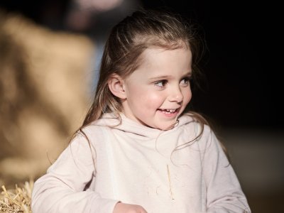 Mädchen und Jungen lieben es, in der Spielscheune zu toben.