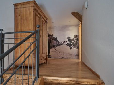 Der Eingangsbereich der Wohnung im zweiten Stock ist einladend und großzügig gestaltet.
