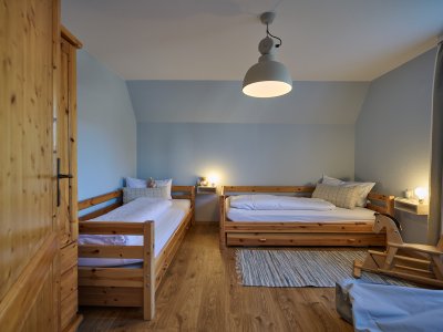 Neu eingerichtet mit zwei großen Betten liegt das Kinderzimmer der großen 4-Zimmer-Wohnung direkt neben der Bauernstube.
