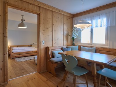 Die gemütliche Bauernstube der großen Wohnung verbindet viel Holz und Tradition harmonisch mit modernen Einrichtungsgegenständen.