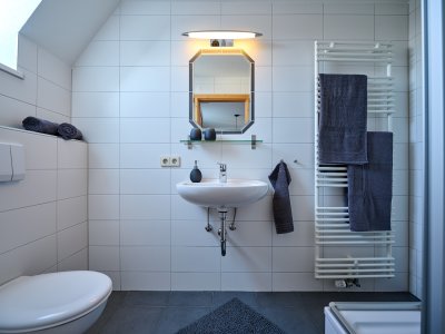 Das helle Badezimmer der großen 4-Zimmer-Wohnung ist modern und zweckmäßig eingerichtet.
