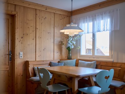 Die Wohnküche in der Bauernstube ist der Mittelpunkt der großen 4-Zimmer-Wohnung im Haupthaus.