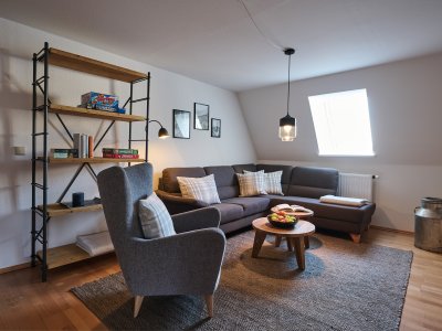 Das separate Wohnzimmer der 4-Zimmer-Wohnung im zweiten Stock des Haupthauses lädt ein zum Lesen, Fernsehen, Ruhen und Plaudern.