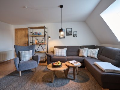 Großzügig, geräumig und hell ist das Wohnzimmer der 4-Zimmer-Ferienwohnung AdeleggBlick.