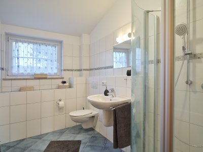 Das große Badezimmer der Wohnung Wiesenblick ist modern und hell eingerichtet.