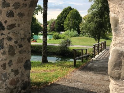 Entlang der Isnyer Stadtmauer gibt es viel zu Entdecken und viele Möglichkeiten abzubiegen.