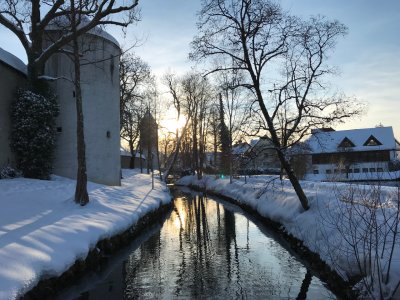 Wenn die Wasseroberfläche dampft und die Turm-Dächer von Schnee bedeckt sind, ist Isny besonders friedlich.