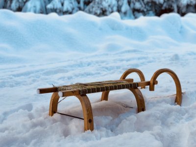Ob mit dem Holzschlitten oder einem Bob. Der Rodelspaß im Allgäu ist garantiert.