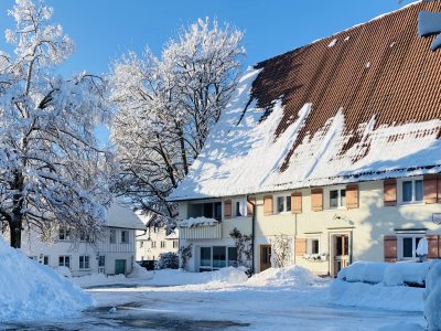 Im Winter ist es besonders romantisch. Und der große Schneeberg im Innenhof bietet Gelegenheit zum Klettern, Graben und Rodeln.