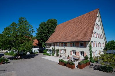Großzügig und gepflegt liegt das Hofgut Halder am Stadtrand von Isny im Allgäu.