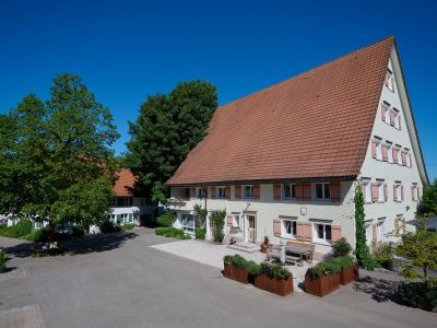 Großzügig und gepflegt liegt das Hofgut Halder am Stadtrand von Isny im Allgäu.