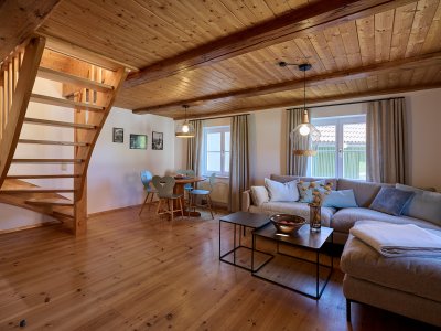 Gemütlich und schnuckelig ist das Wohnzimmer der Ferienwohnung der Maisonette I