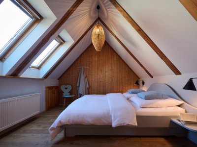 Das helle Schlafzimmer der Maisonette-Wohnung ist gemütlich und geräumig zugleich.