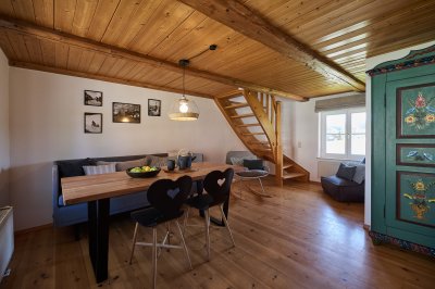Die Maisonette-Wohnung II hat keine Couchecke sondern ein großes Sitzsofa, einen Schaukelstuhl und einen Sitzsack.