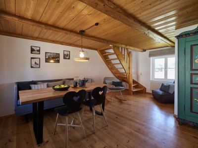 Die Maisonette-Wohnung II hat keine Couchecke sondern ein großes Sitzsofa, einen Schaukelstuhl und einen Sitzsack.