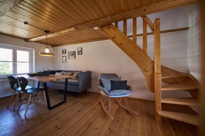 Die Treppe führt aus dem Wohnraum heraus ins Dachgeschoss und zu den beiden Schlafzimmern.