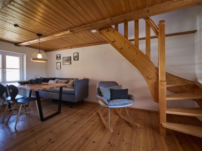 Die Treppe führt aus dem Wohnraum heraus ins Dachgeschoss und zu den beiden Schlafzimmern.