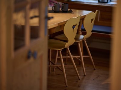 Die Allgäuer Herzlesstühle machen auch den Aufenthaltsraum in der Sennerei gemütlich und bequem.