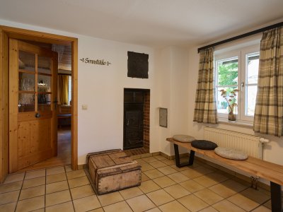 Der große Flur im Eingangsbereich der Sennerei mit dem Sennstüble/Aufenthaltsraum im Hintergrund