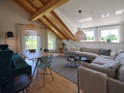 Die hohen Räume der Ferienwohnung machen sie besonders hell und luxuriös.
