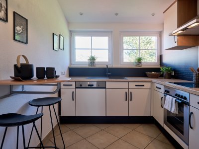 Die separate Küche der großen Ferienwohnung WiesenBlick lädt ein zum Kochen und Plaudern.