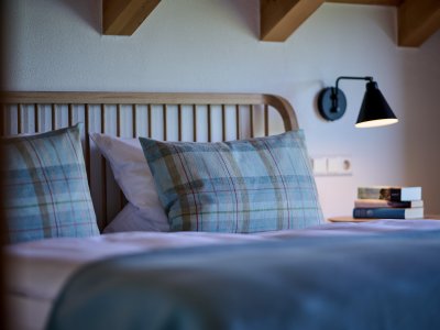 Das Schlafzimmer der Ferienwohnung WiesenBlick liegt ruhig und großzügig zur unbebauten Wiese. Hier kann man entspannen und bei offenem Fenster schlafen.