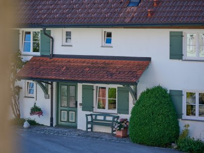 Das kleine Gebäude gegenüber dem Haupthaus beherbergt die beiden Maisonette-Wohnungen, den Gruppenraum und die Waschküche.