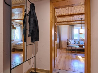 Ein kleiner Flur mit Garderobe bildet den Eingangsbereich der 2,5-Zimmer-Wohnung.