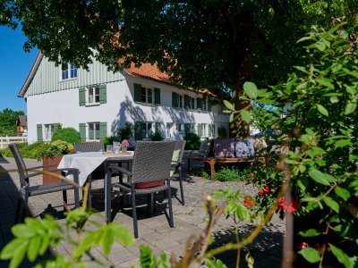 Die Linde im Innenhof ist ein Ruheplatz für Urlaubsgäste.