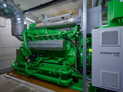 Mit Biogas wird der neue Motor betrieben, der Strom und Wärme für das gesamte Hofgut und die benachbarten Gebäude erzeugt.