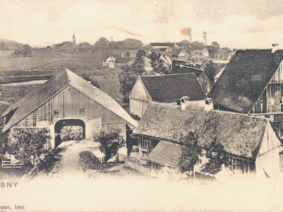 Blick vom Turm der Friedhofskapelle auf das Senngut Halder.