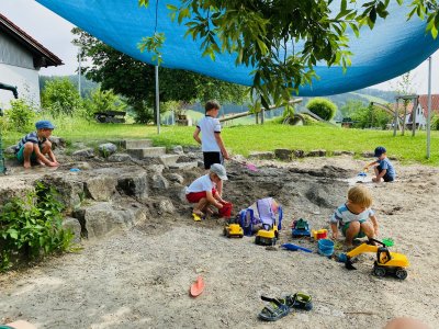 Ein Geheimtipp für alle Sand- und Wasserfans ist der Spielplatz in Maierhöfen. Die Wasserpumpe verwandelt den großen Sandhaufen in eine große Baustelle.