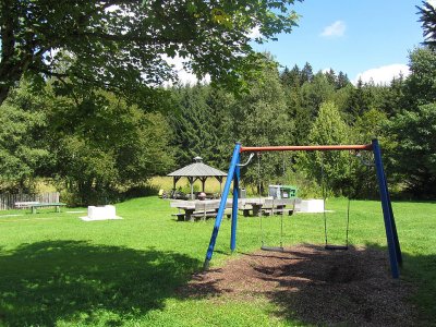 Ganz naturnah spielen lässt es sich auf der Familienspielwiese neben den Tennisplätzen am Lohbauer.