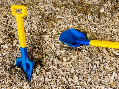 Aufladen, Umladen, Graben und Aufhäufen können die Kleinen bei jeden Wetter auf dem Holzhackschnitzel-Spielplatz im Erdgeschoss der großen Spielscheune.