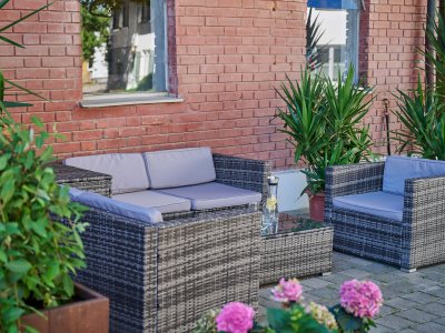 Ein schattiges Plätzchen unter dem Dach bietet die neue Lounge im Innenhof.
