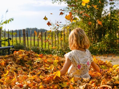 Ein Blätterhaufen ist im Herbst doch der schönste Spielplatz.