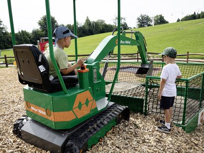Der Bagger auf dem Spielplatz der Max Wild ARENA