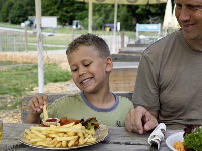 Pommes und Nuggets in der Max Wild ARENA