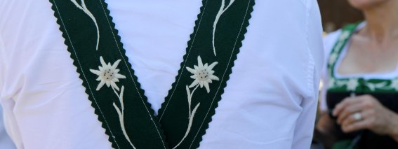 Mit den typischen Edelweiß-Hosenträgern zur Lederhose