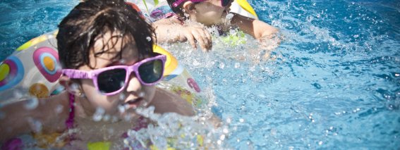 Kinder im Freibad