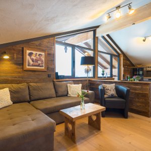 Gemütlicher Wohnraum in einer Dachwohnung