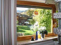 Alpennest Wohnraum mit Blick in den Garten