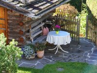 Hüttle im Garten mit kleiner Terrasse und Grill