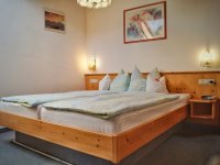 Doppelbett im Schlafzimmer