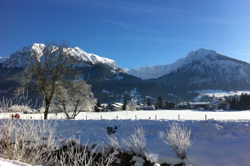 Ausblick von Terrasse, Wohn- u. Schlafzimmer