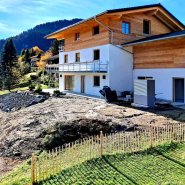 Neues Haus in den Bergen mit Blick auf die Natur
