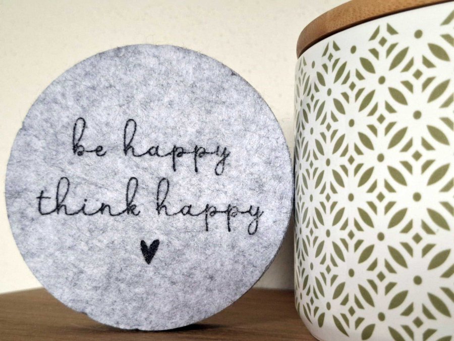 Spruch auf einem Tisch neben einer Pflanze