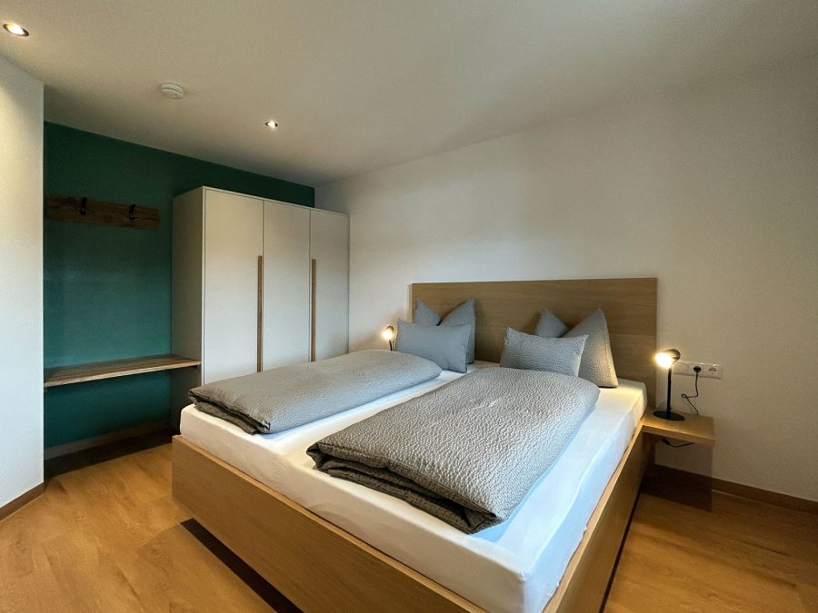Schlafzimmer mit zwei Betten in einer modernen Unterkunft